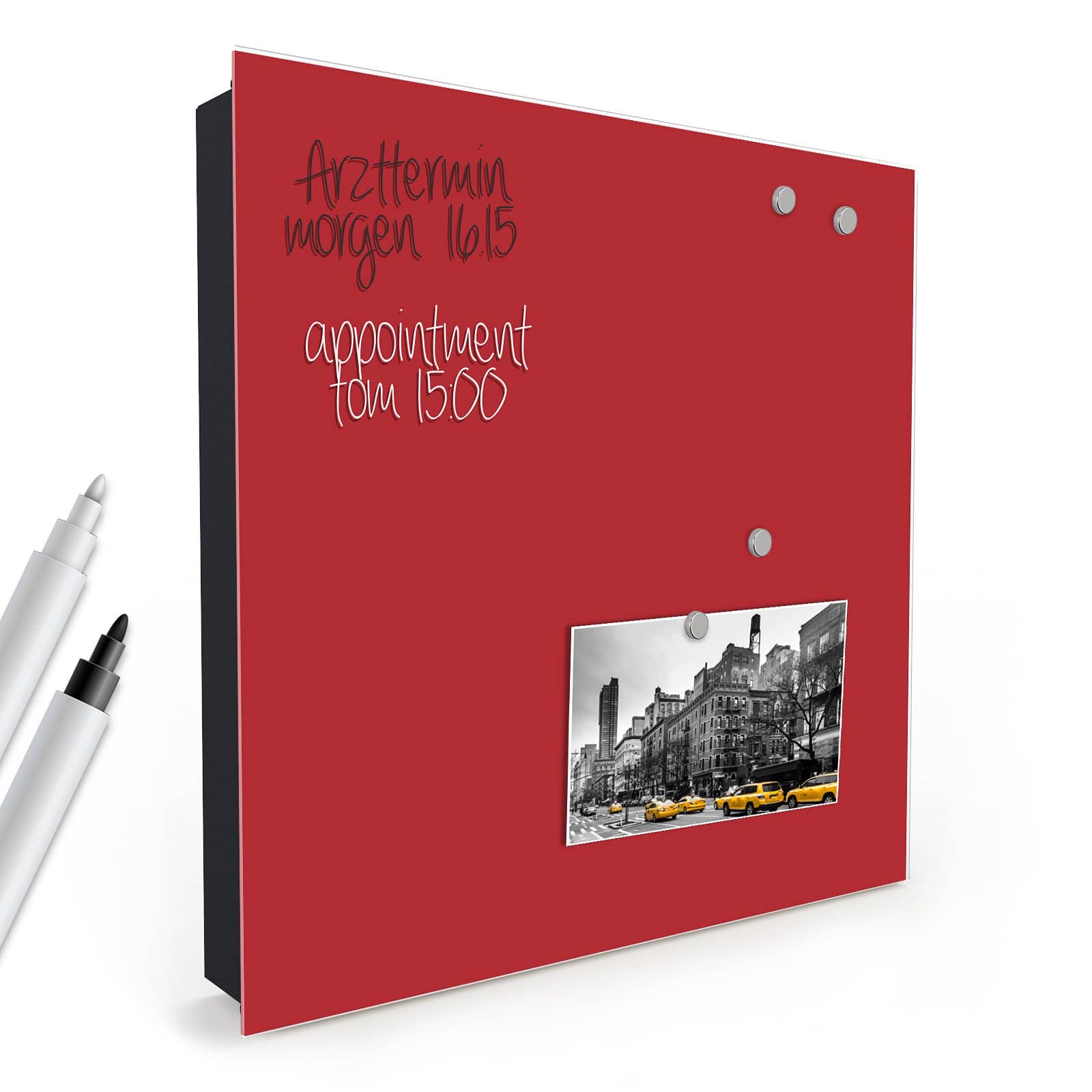 Komfortable Schlüsselbox mit Motiv Weinroter Hintergrund III in schräger Produktansicht mit Zubehör