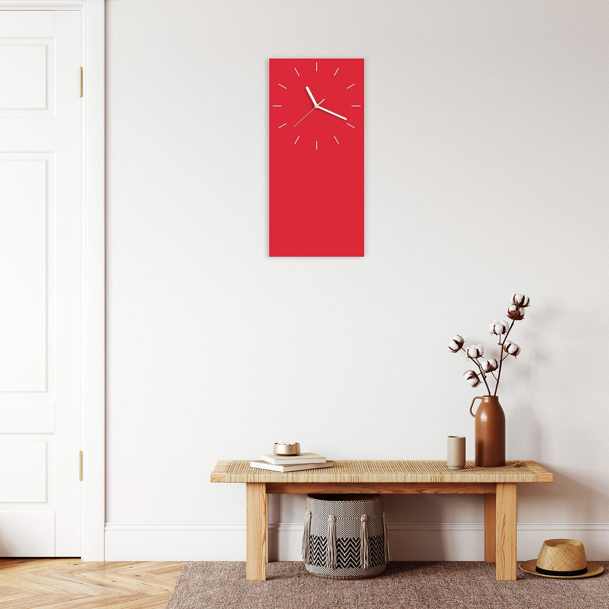 Wanduhr aus Glas im Hochformat Pinkroter Hintergrund mit Ziffernblatt Linie über einer Holzbank im Flur