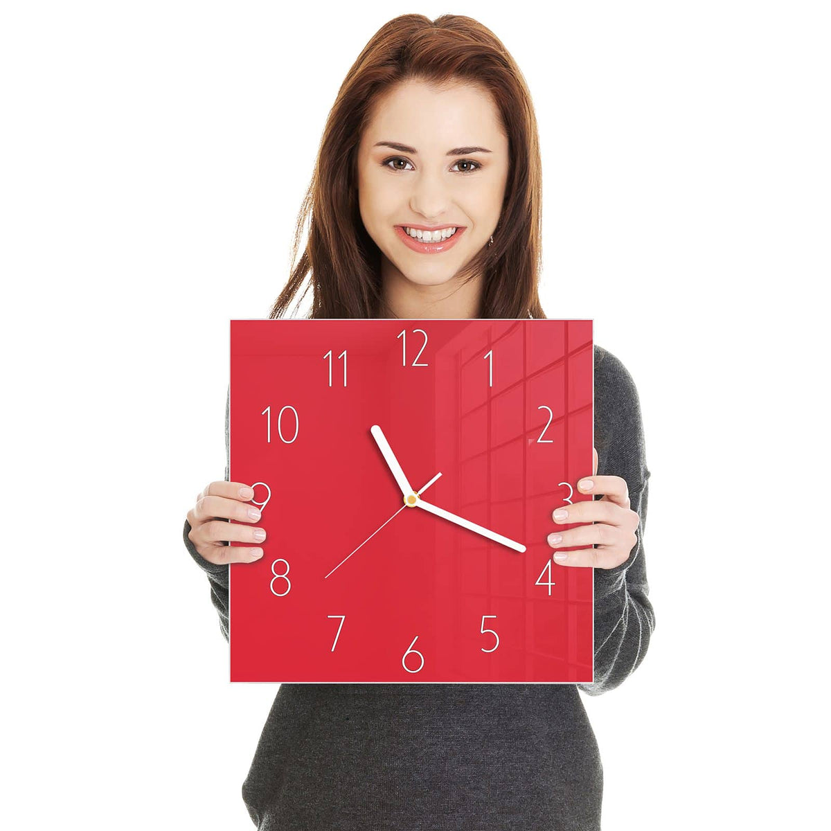 Quadratische Wanduhr aus Glas Pinkroter Hintergrund in zwei Händen gehalten – Größenvergleich, 30 × 30 cm