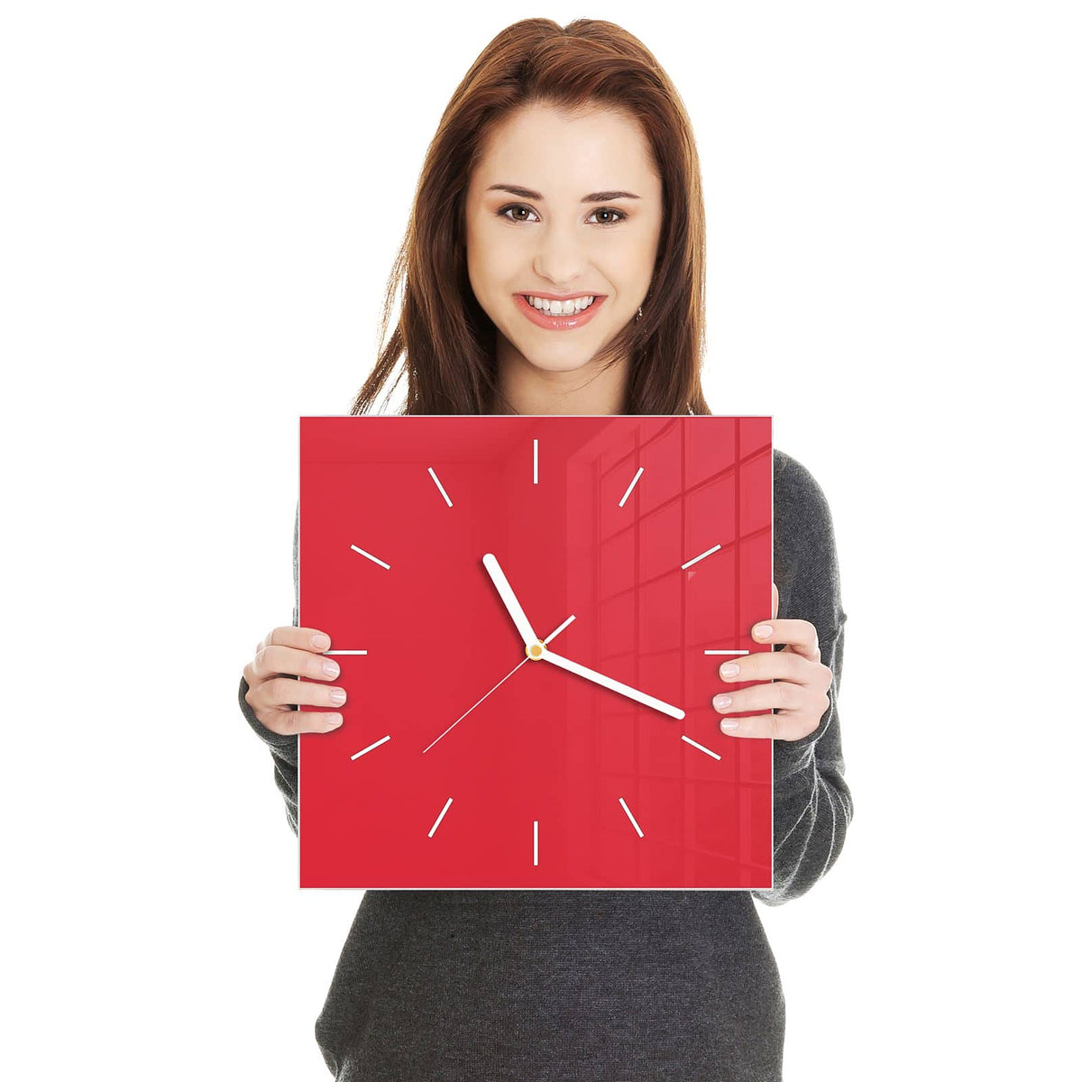 Quadratische Wanduhr aus Glas Pinkroter Hintergrund in zwei Händen gehalten – Größenvergleich, 30 × 30 cm
