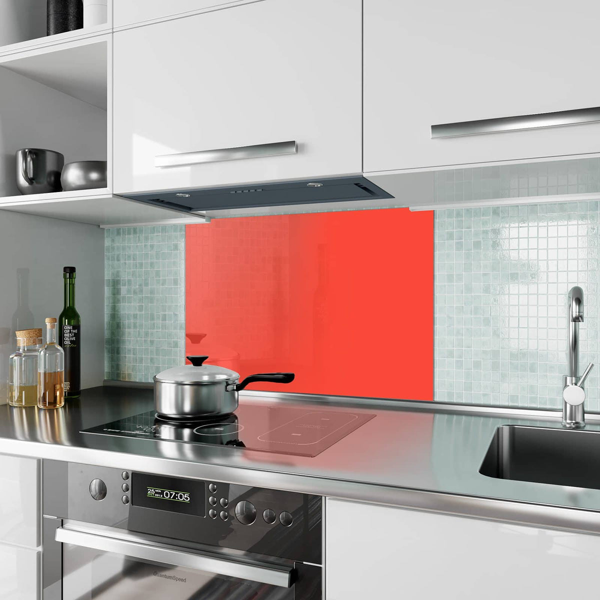 Küchenrückwand aus Glas Tomatenrot im Hochformat als Spritzschutz hinter dem Kochfeld, über dem Fliesenspiegel montiert