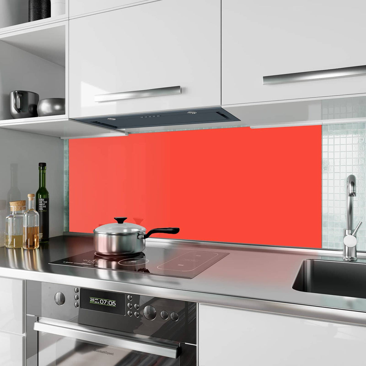 Küchenrückwand aus Glas Tomatenrot im Hochformat als Spritzschutz hinter dem Kochfeld, über dem Fliesenspiegel montiert