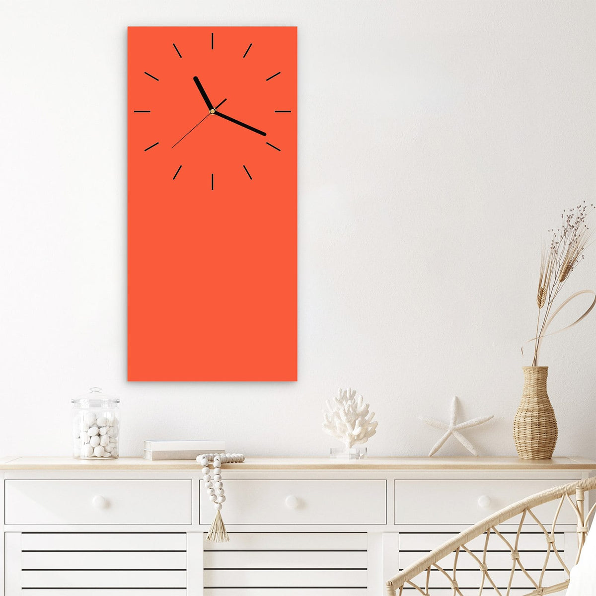 Wanduhr aus Glas im Hochformat Rotoranger Hintergrund mit Ziffernblatt Linie über einem weißen Sideboard
