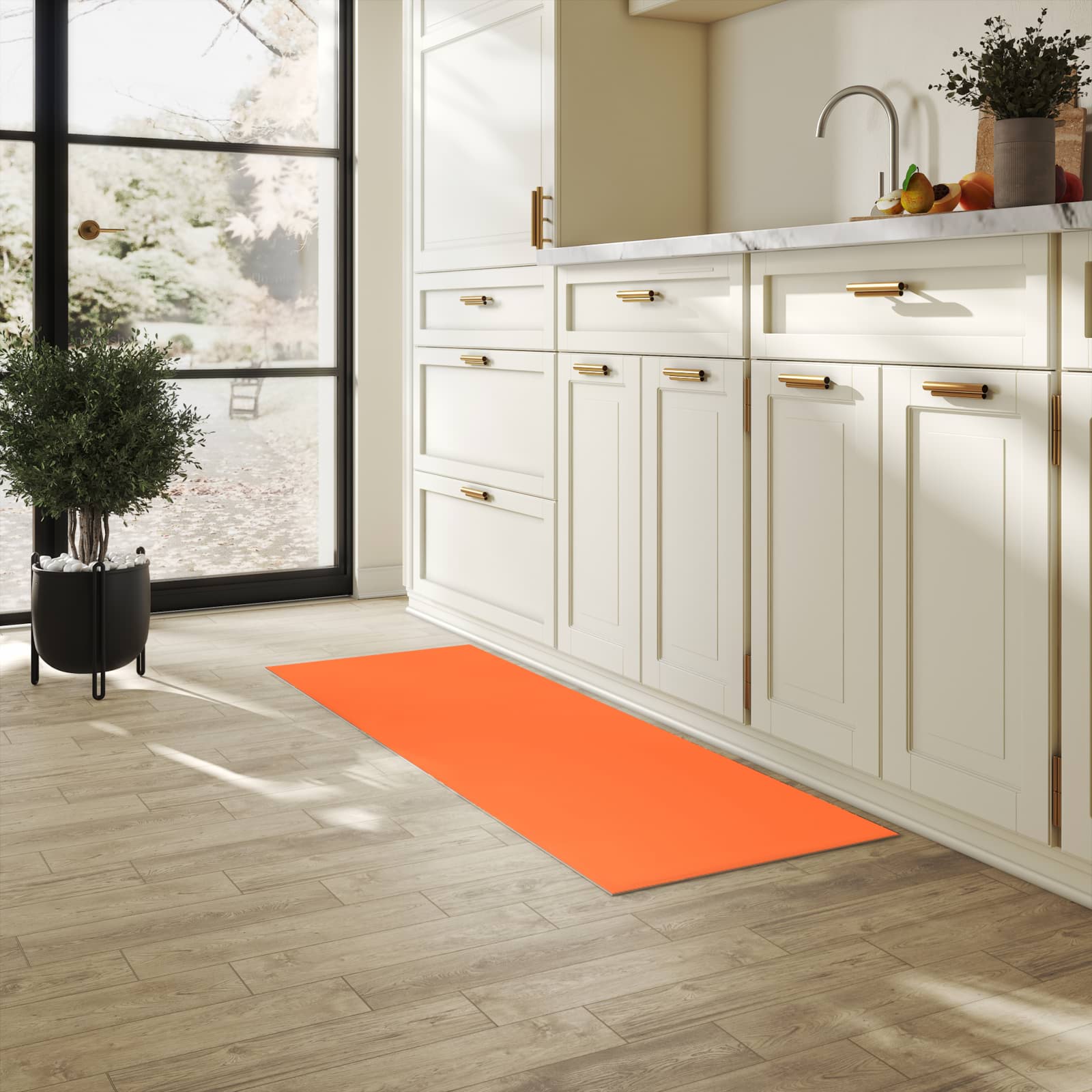 Komfortabler rutschfester Küchenteppich mit Motiv Dunkeloranger Hintergrund I in heller Küche