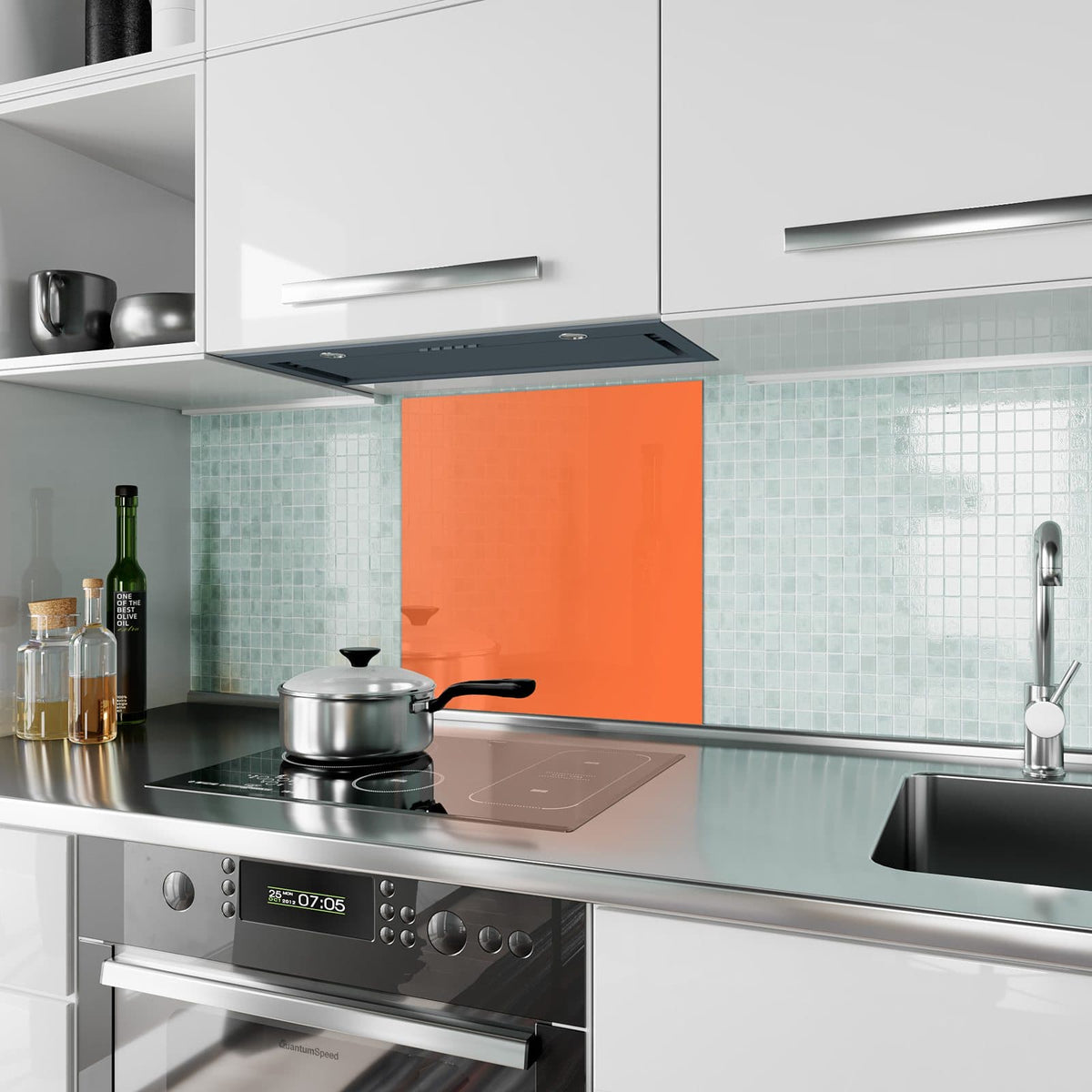 Küchenrückwand aus Glas Mandarinorange im quadratischen Format als Spritzschutz hinter dem Kochfeld, über dem Fliesenspiegel montiert