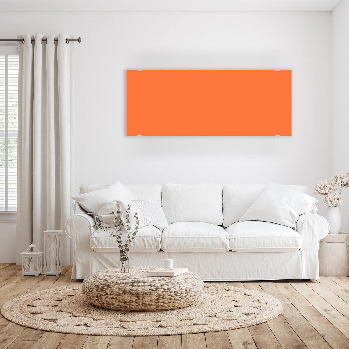 Wandbild aus Glas Korallenorange über einem weißen Sofa im hellen Wohnzimmer #grösse_100 x 40 cm #grösse_125 x 50 cm #grösse_150 x 60 cm