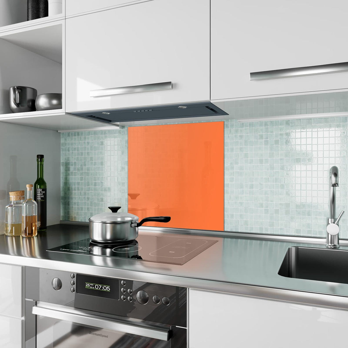 Küchenrückwand aus Glas Korallenorange im quadratischen Format als Spritzschutz hinter dem Kochfeld, über dem Fliesenspiegel montiert