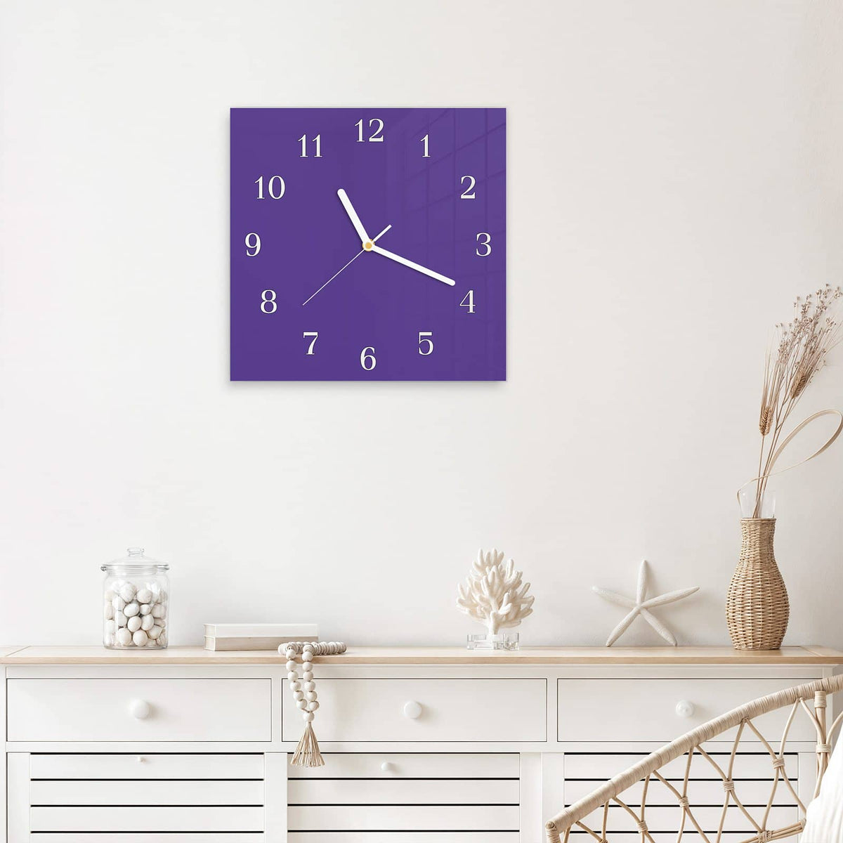 Quadratische Wanduhr aus Glas Amethyst mit Ziffernblatt Klassisch über einem weißen Sideboard