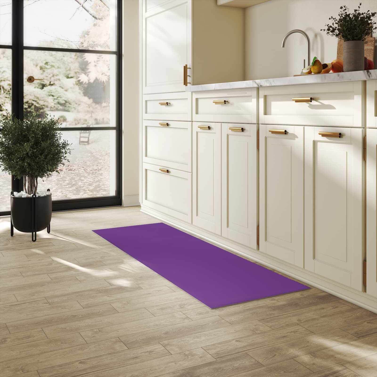 Geräuschdämpfender rutschfester Küchenteppich mit Motiv Lila Hintergrund II in heller Küche