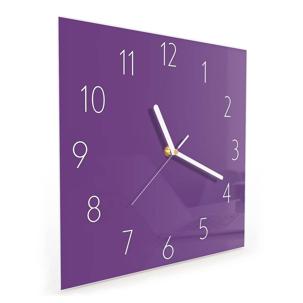 Quadratische Wanduhr aus Glas Pflaumenlila schräg von der Seite, 4 mm starkes Glas