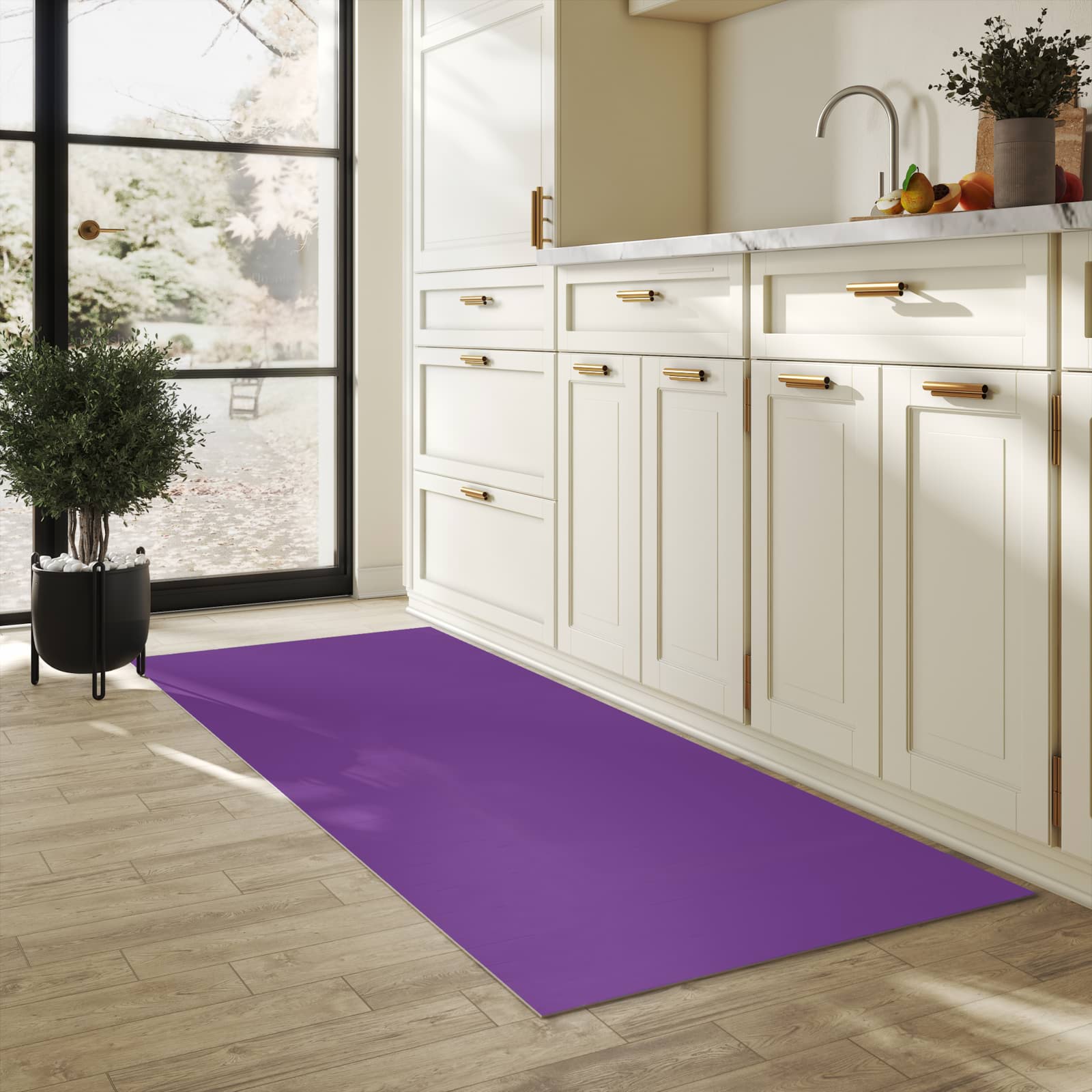 Pflegeleichter moderner Küchenläufer mit Motiv Lila Hintergrund II in heller Küche