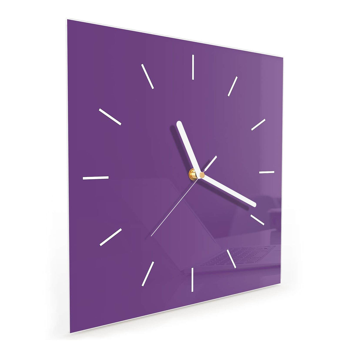 Quadratische Wanduhr aus Glas Pflaumenlila schräg von der Seite, 4 mm starkes Glas