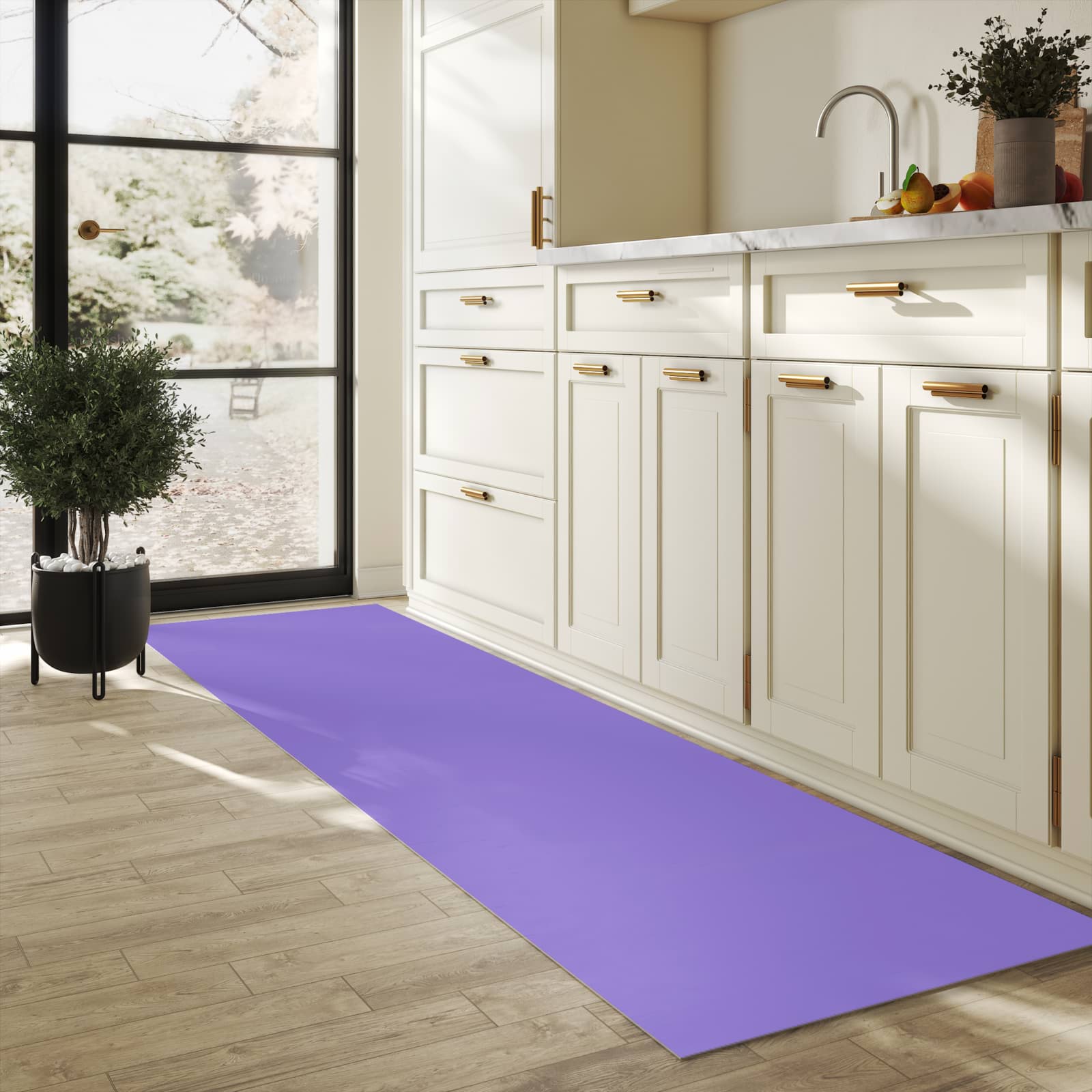 Bodenschonender rutschfester Küchenteppich mit Motiv Violetter Hintergrund I in heller Küche