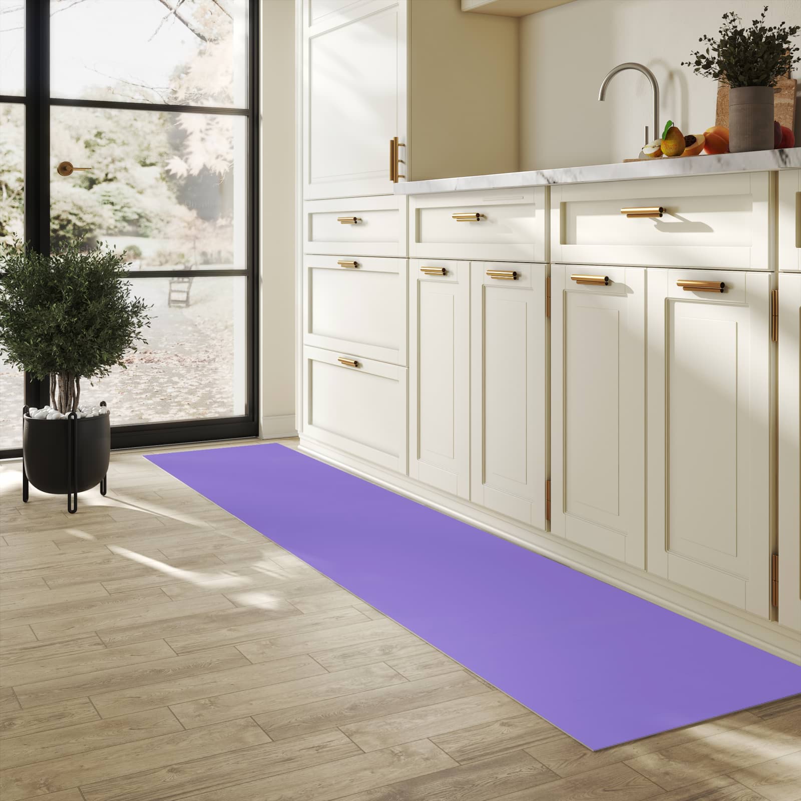 Langlebiger Bodenläufer mit Motiv Violetter Hintergrund I in heller Küche