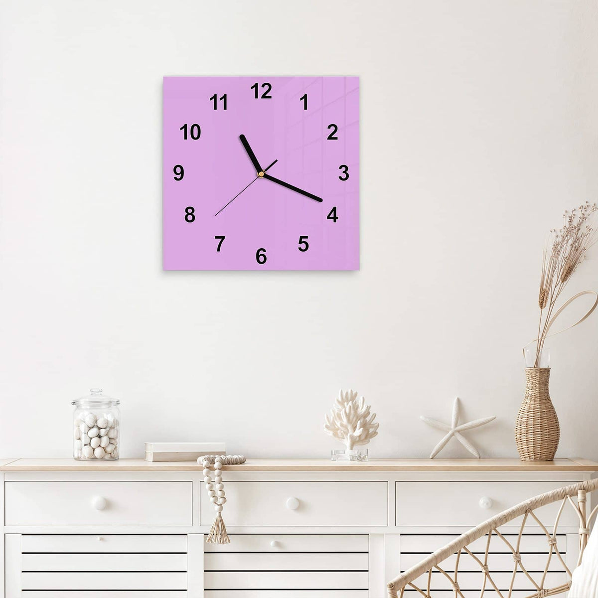 Quadratische Wanduhr aus Glas Fliederlila mit Ziffernblatt Modern über einem weißen Sideboard