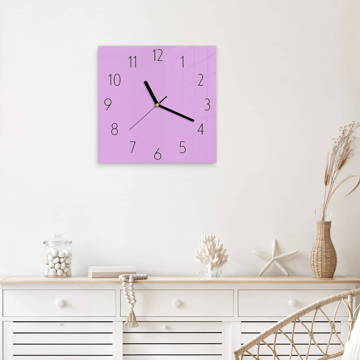 Wanduhr Fliederlila aus Glas – Quadratisch 30 × 30 cm – Helles Rosa-Lila als Farbfläche