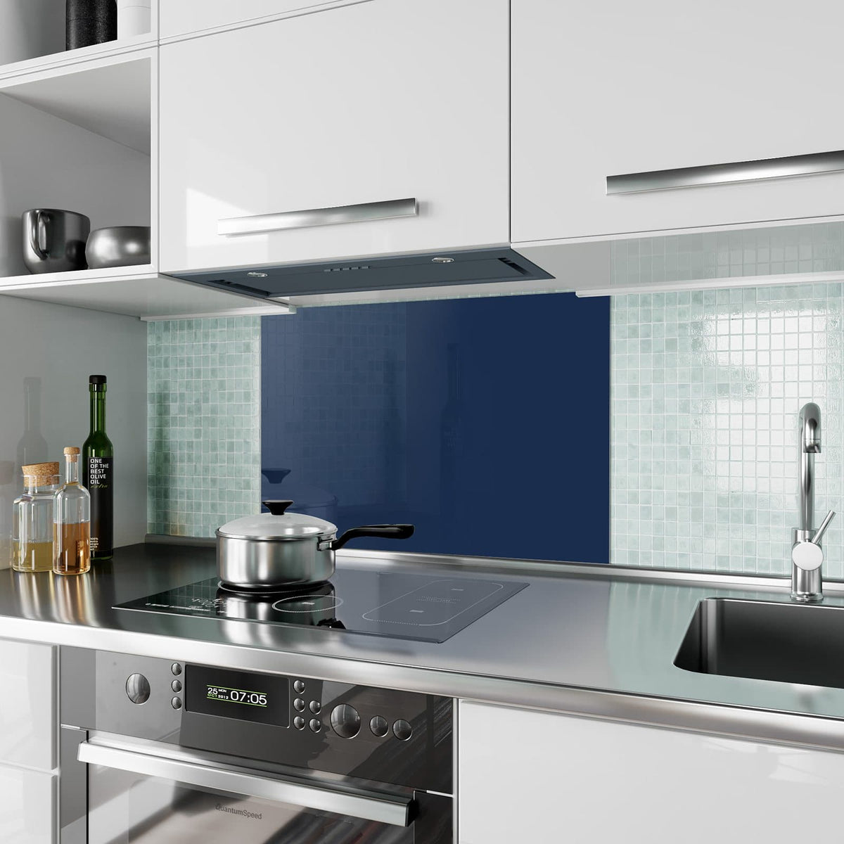 Küchenrückwand aus Glas Mitternachtsblau im Hochformat als Spritzschutz hinter dem Kochfeld, über dem Fliesenspiegel montiert