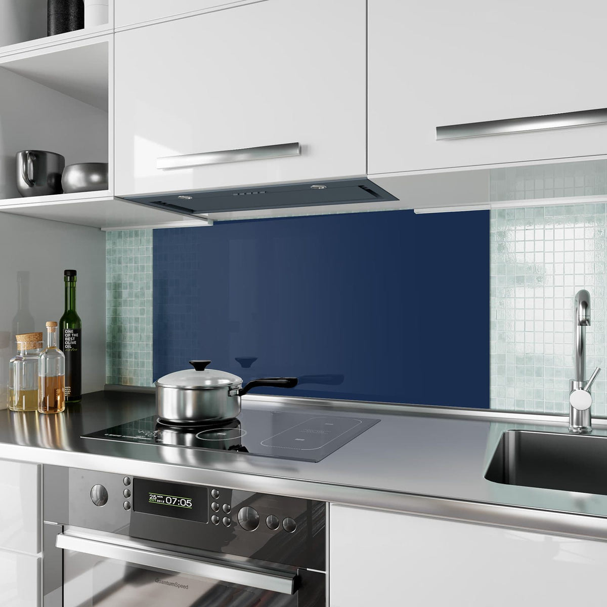 Küchenrückwand aus Glas Mitternachtsblau im Hochformat als Spritzschutz hinter dem Kochfeld, über dem Fliesenspiegel montiert