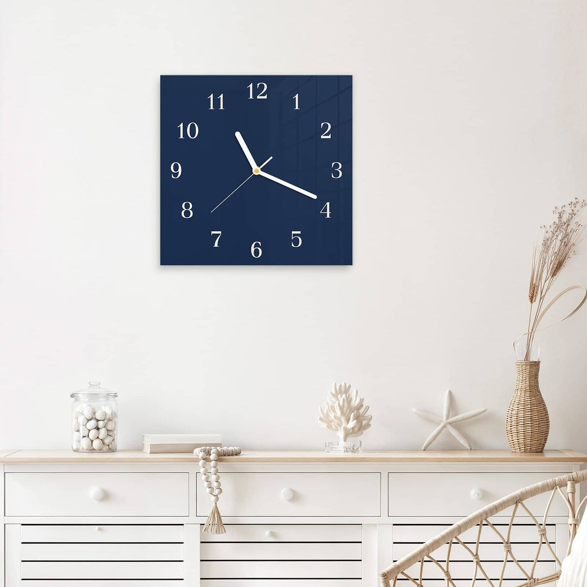 Quadratische Wanduhr aus Glas Mitternachtsblau mit Ziffernblatt Klassisch über einem weißen Sideboard