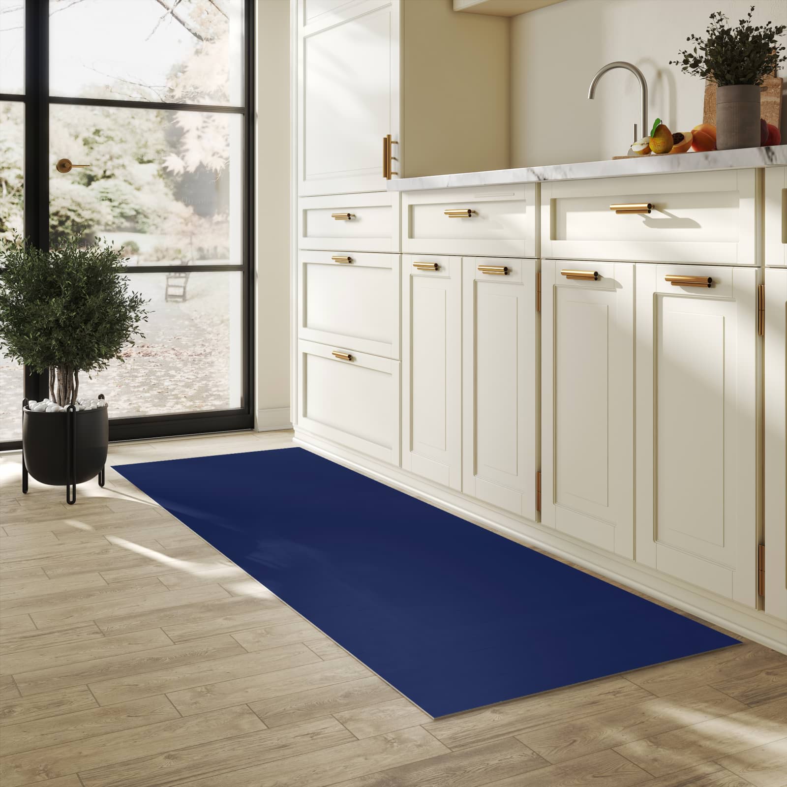 Rutschfester Läufer mit Motiv Marineblauer Hintergrund II für Eingangsbereich in heller Küche