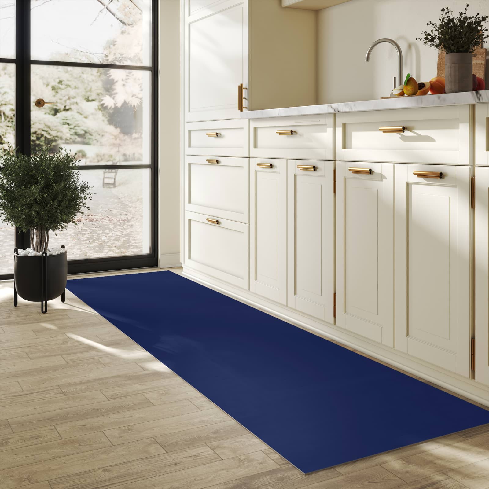 Dünner Küchenteppich mit Motiv Marineblauer Hintergrund II in heller Küche für angenehme Haptik