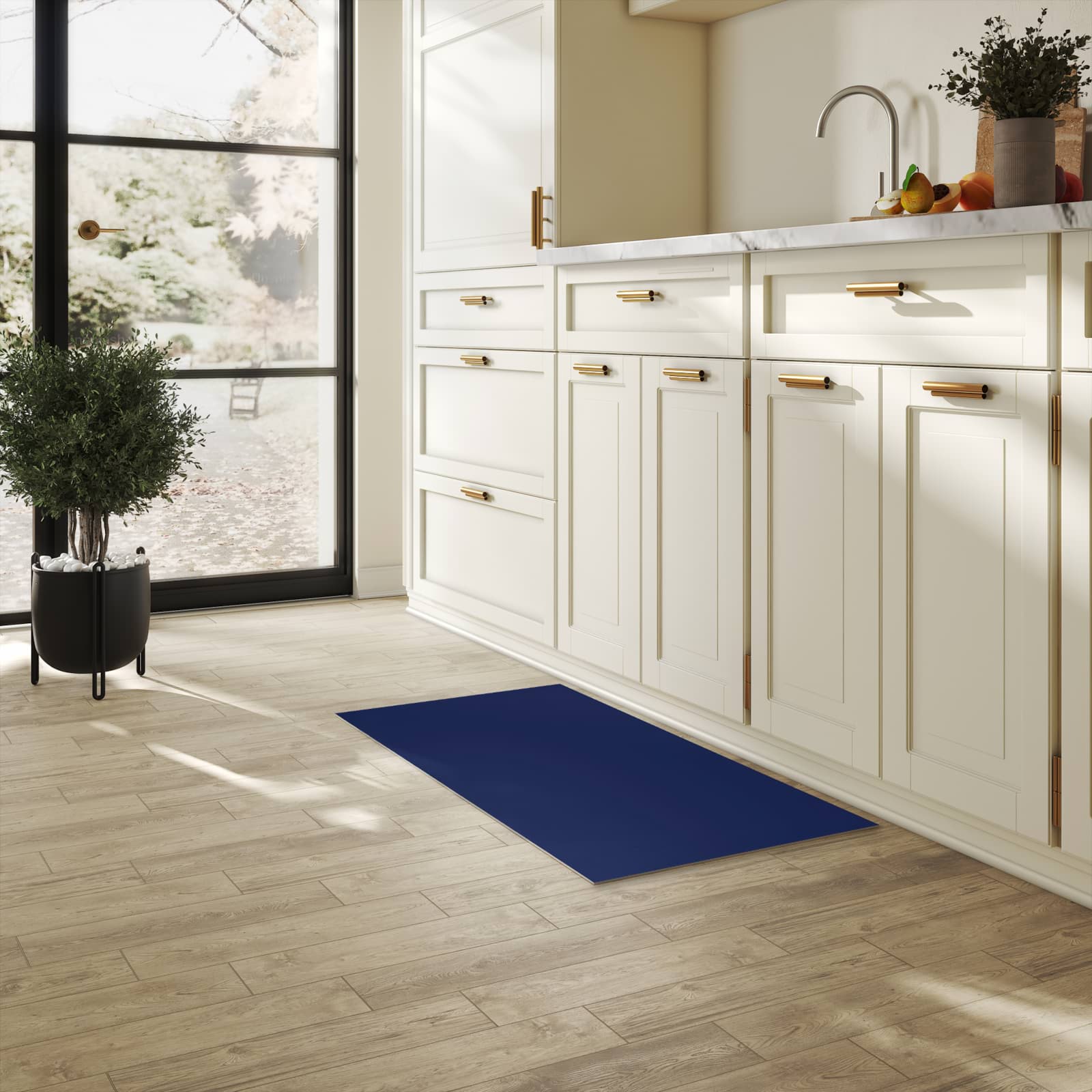 Wasserabweisender Küchenvorleger mit Motiv Marineblauer Hintergrund II in heller Küche