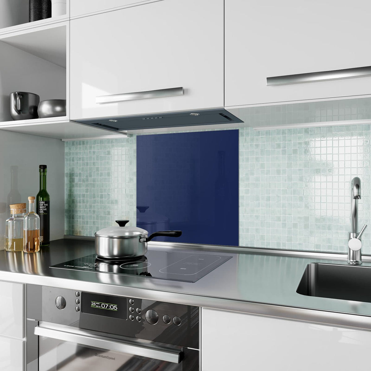 Küchenrückwand aus Glas Tiefseeblau im quadratischen Format als Spritzschutz hinter dem Kochfeld, über dem Fliesenspiegel montiert