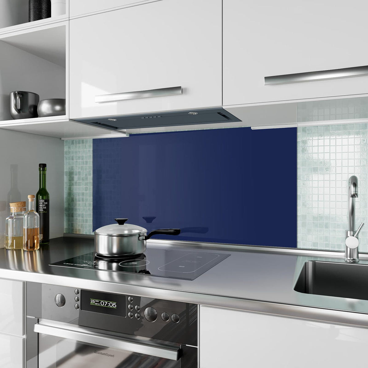 Küchenrückwand aus Glas Tiefseeblau im Hochformat als Spritzschutz hinter dem Kochfeld, über dem Fliesenspiegel montiert