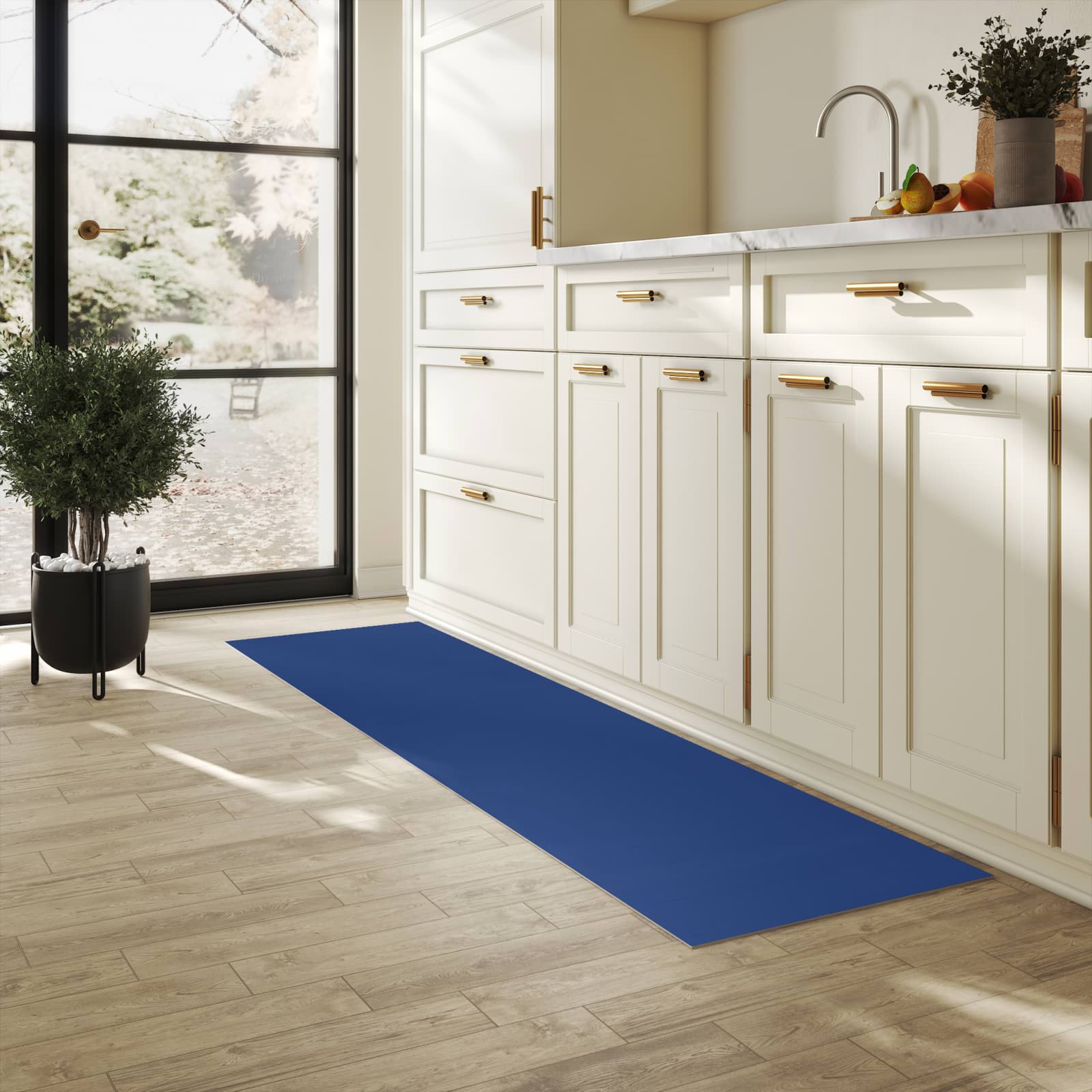 Pflegeleichter Küchenteppich mit Motiv Marineblauer Hintergrund III in heller Küche