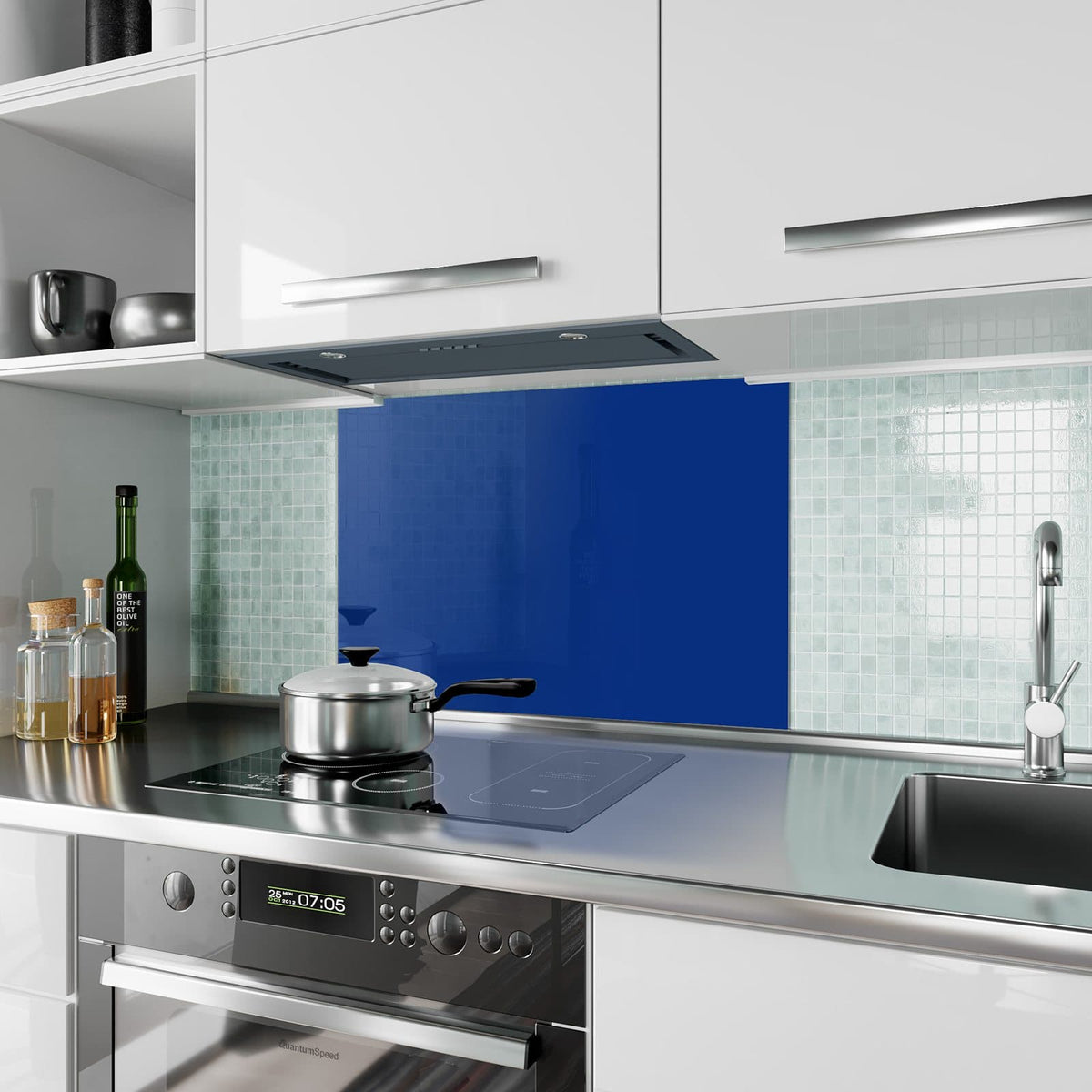 Küchenrückwand aus Glas Tintenblau im Hochformat als Spritzschutz hinter dem Kochfeld, über dem Fliesenspiegel montiert