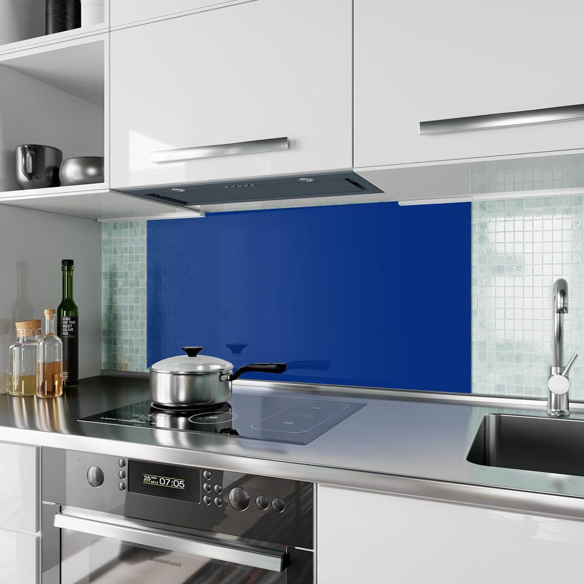 Küchenrückwand aus Glas Tintenblau im Hochformat als Spritzschutz hinter dem Kochfeld, über dem Fliesenspiegel montiert