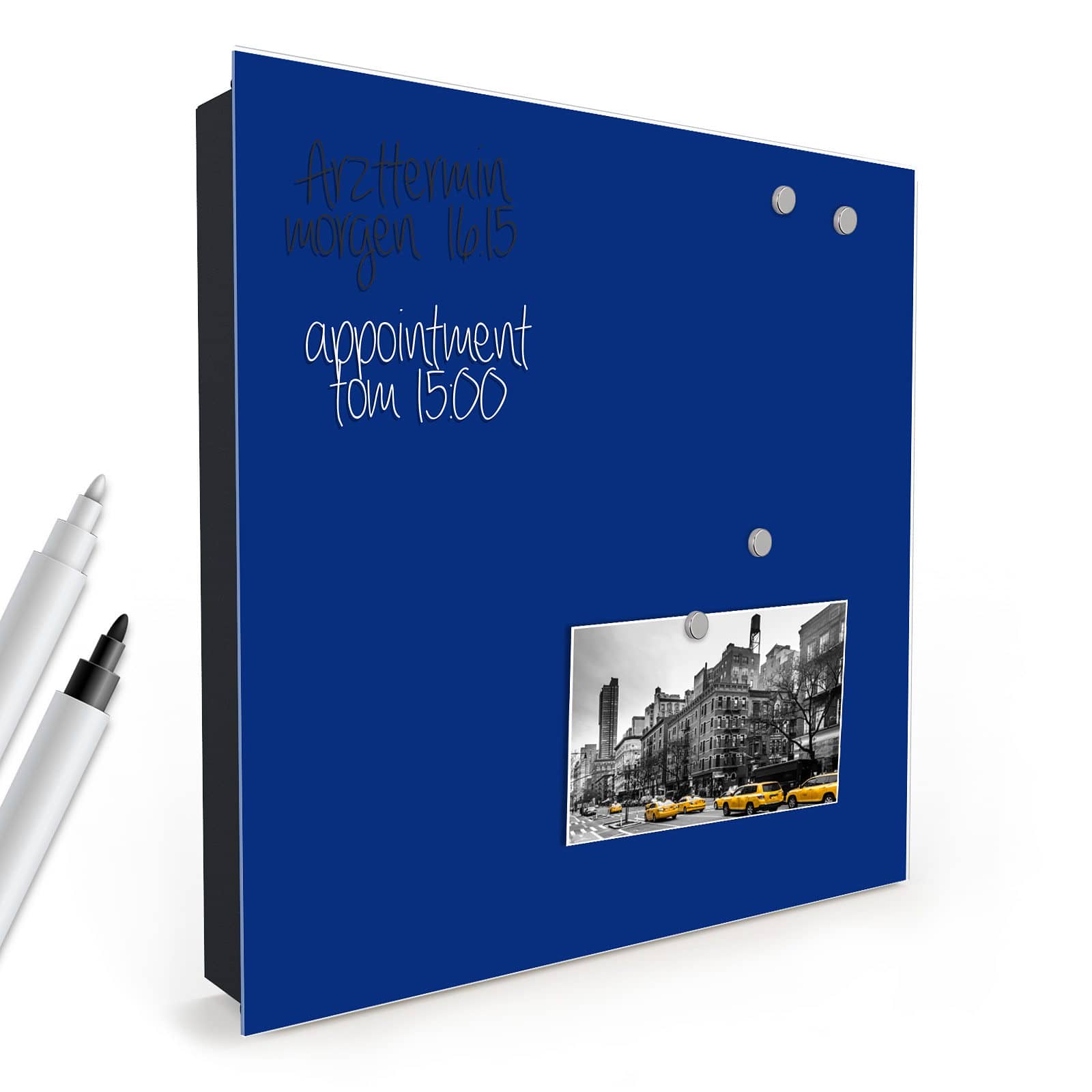 Multifunktionales Schlüsselboard Design mit Motiv Königsblauer Hintergrund I in schräger Produktansicht mit Zubehör