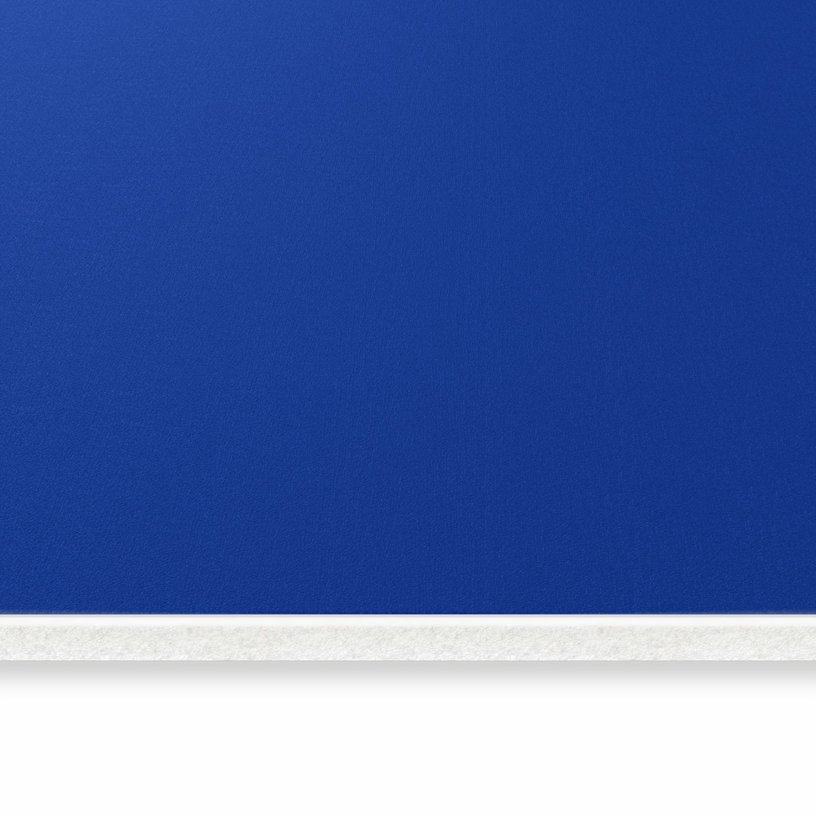 Geruchsneutraler dünner Teppich mit Motiv Königsblauer Hintergrund I in seitlicher Ansicht