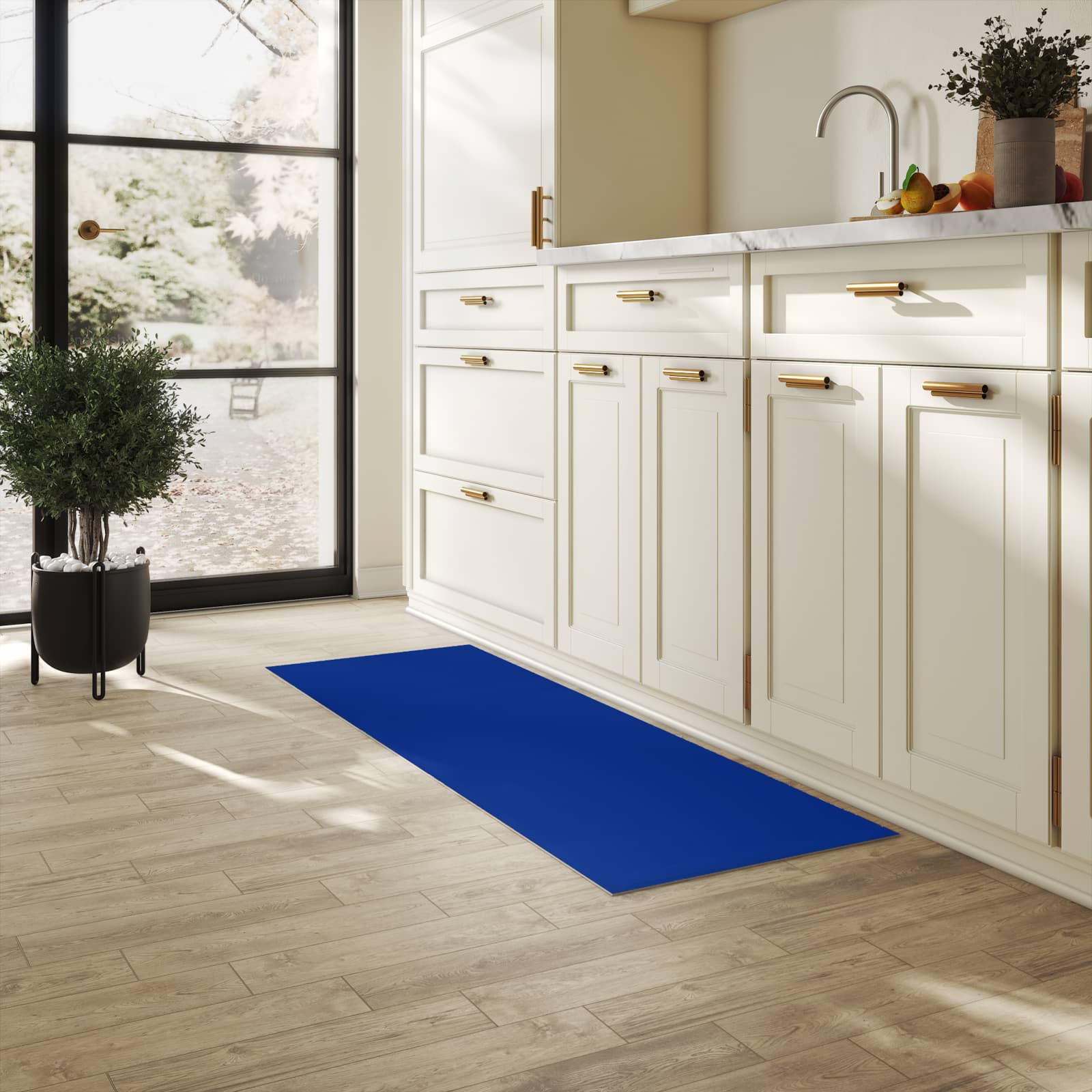 Zeitsparender Küchenläufer mit Motiv Königsblauer Hintergrund I in heller Küche