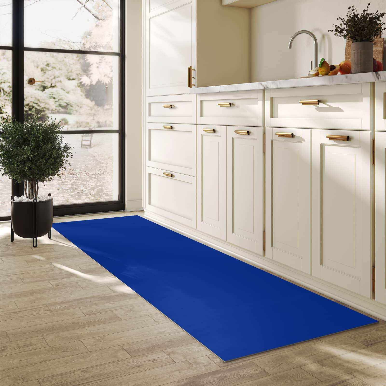 Schmutzabweisender moderner Küchenläufer mit Motiv Königsblauer Hintergrund I in heller Küche