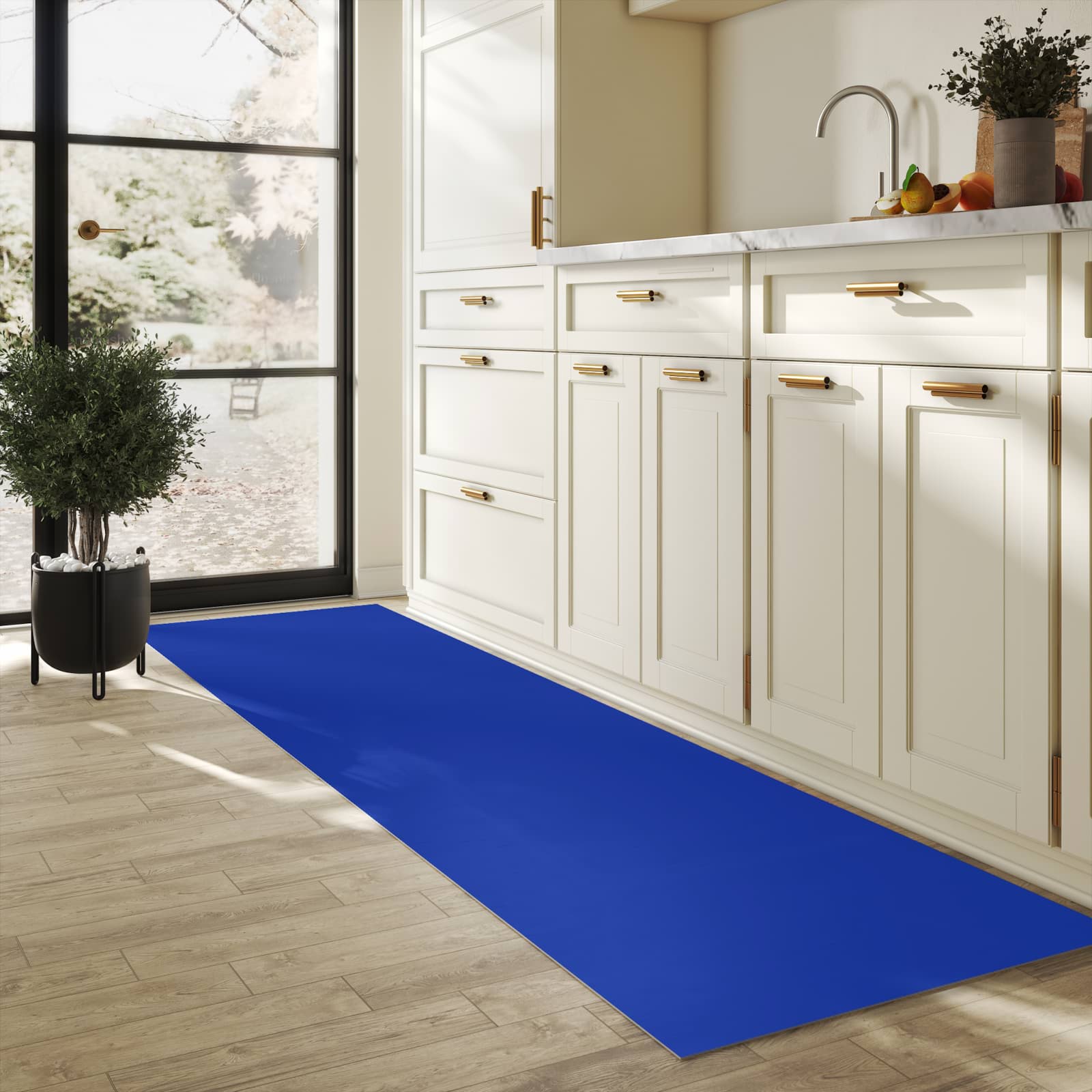 Waschbarer Küchenteppich mit Motiv Königsblauer Hintergrund II für Ordnung in heller Küche