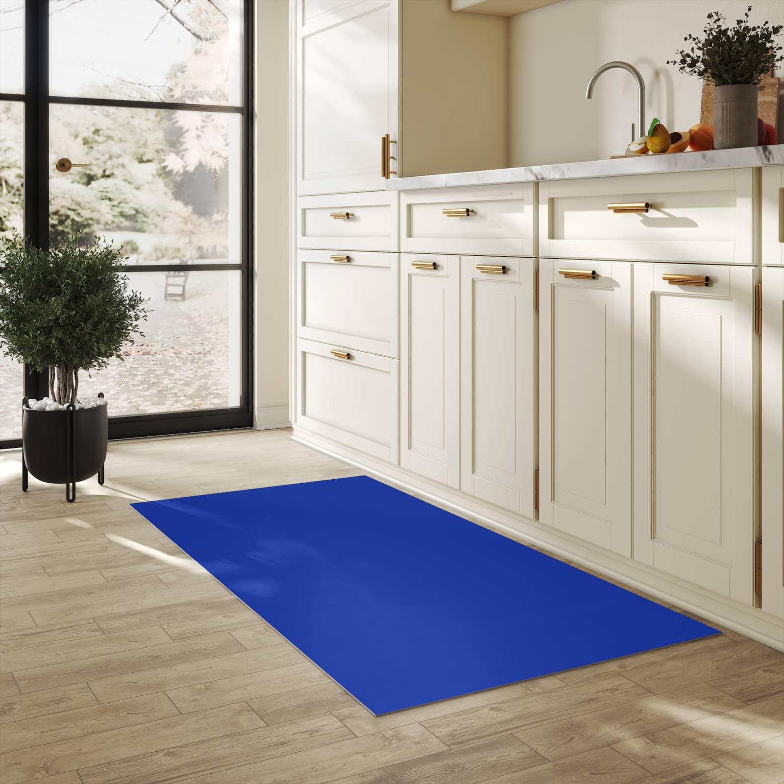 Bodenschonender großer Küchenteppich mit Motiv Königsblauer Hintergrund II in heller Küche