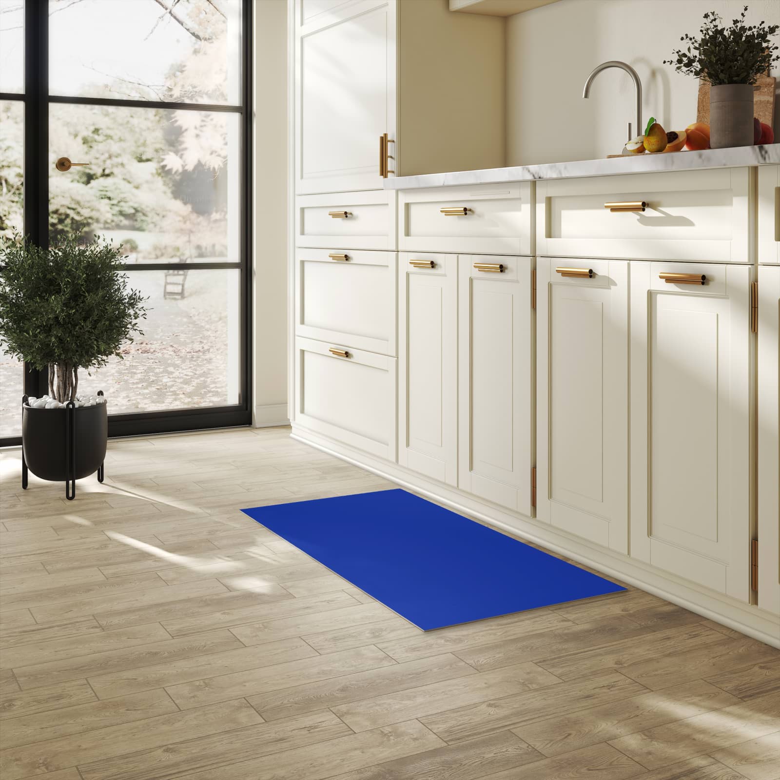 Rutschfester Teppich für Esstisch mit Motiv Königsblauer Hintergrund II in heller Küche