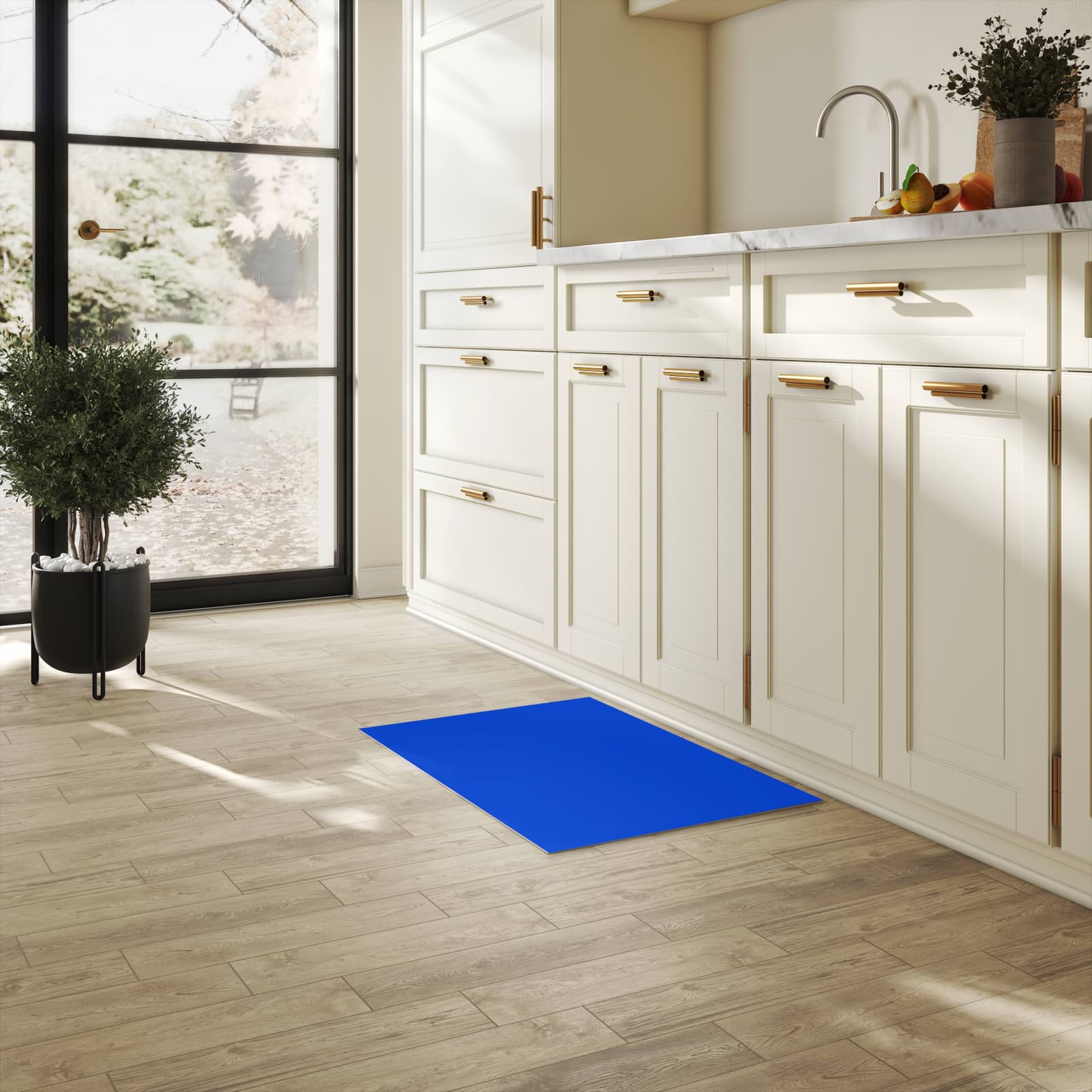 Fleckenresistenter langer Teppich mit Motiv Königsblauer Hintergrund III in heller Küche