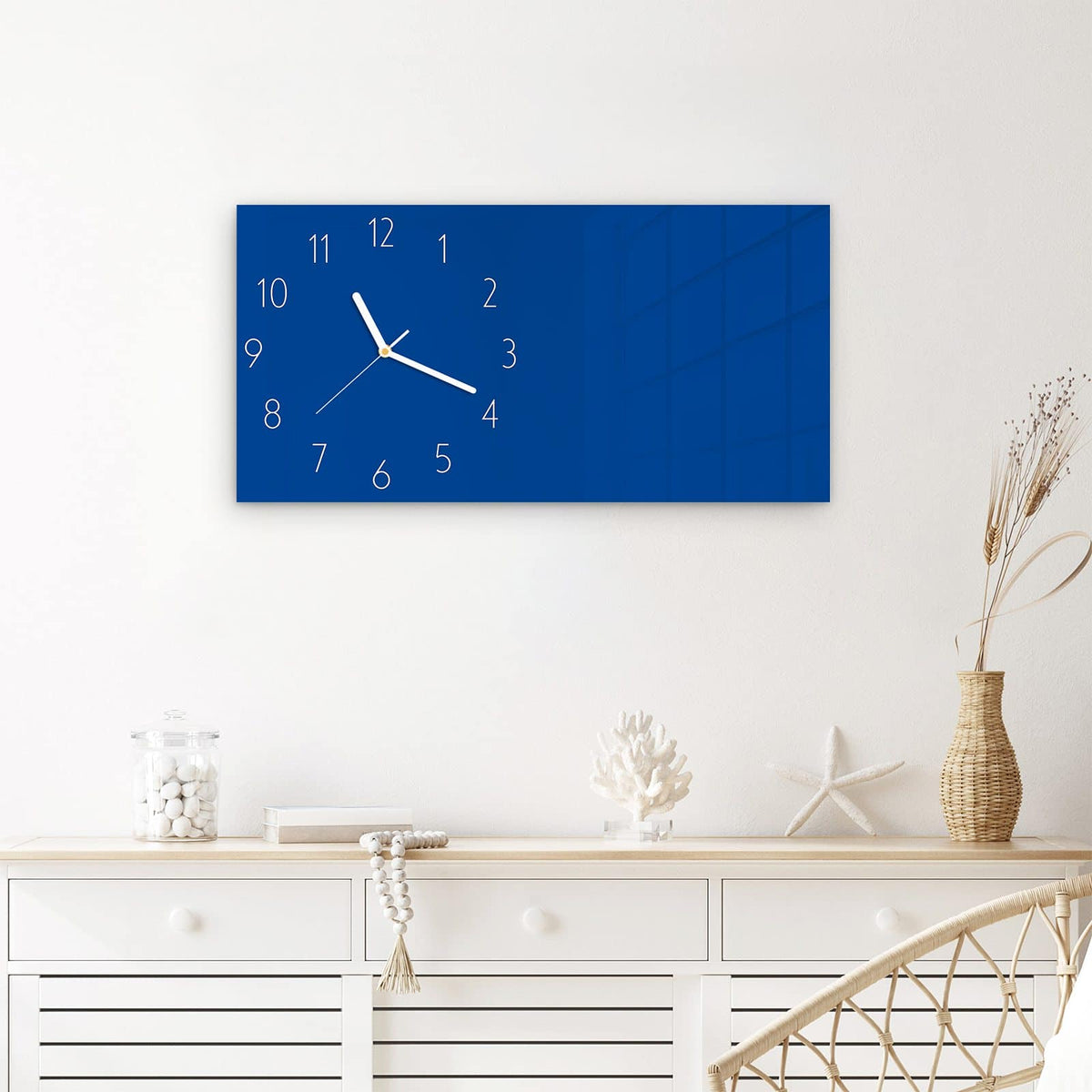 Wanduhr Dunkelblauer Hintergrund I aus Glas – Querformat 60 × 30 cm – Ruhiges Dunkelblau als Farbfläche