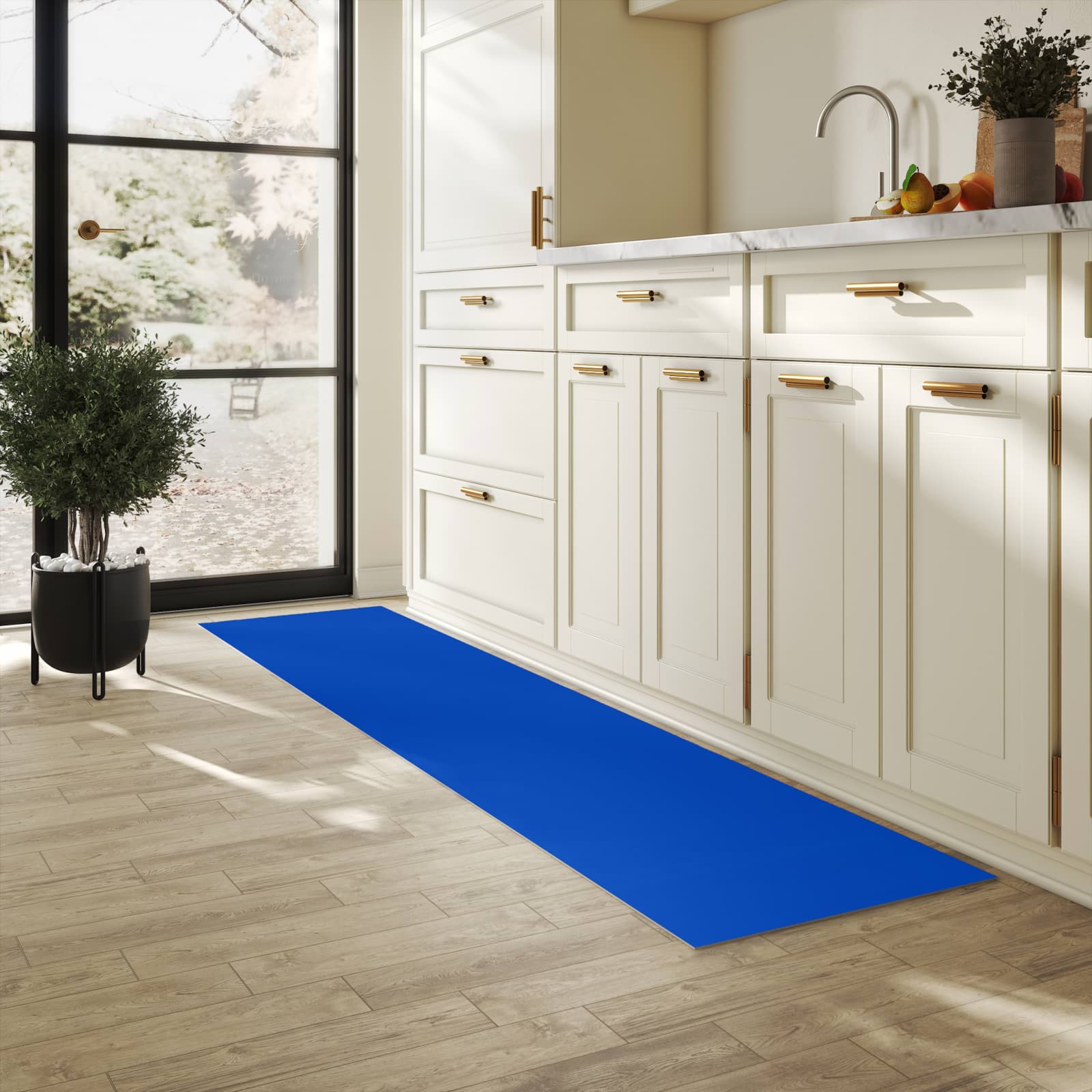 Fleckenresistenter rutschfester Küchenläufer mit Motiv Dunkelblauer Hintergrund II in heller Küche