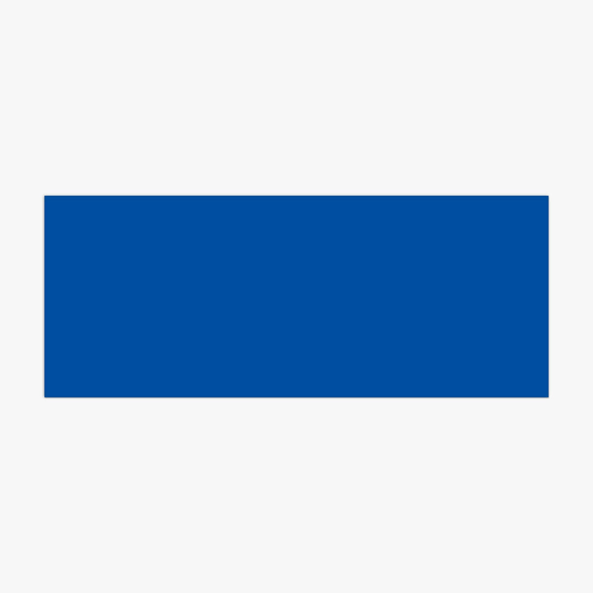 Küchenrückwand aus Glas Signalblau im Hochformat, Motiv bildfüllend von vorn