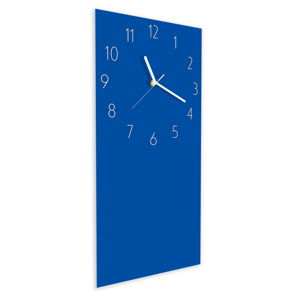 Wanduhr aus Glas im Hochformat Signalblau schräg von der Seite, 4 mm starkes Glas