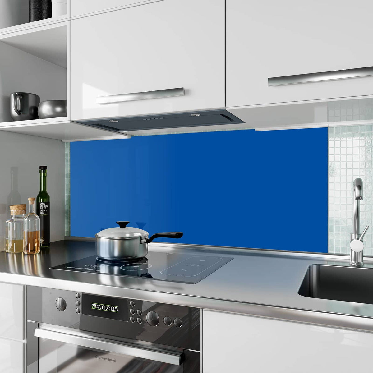 Küchenrückwand aus Glas Signalblau im Hochformat als Spritzschutz hinter dem Kochfeld, über dem Fliesenspiegel montiert