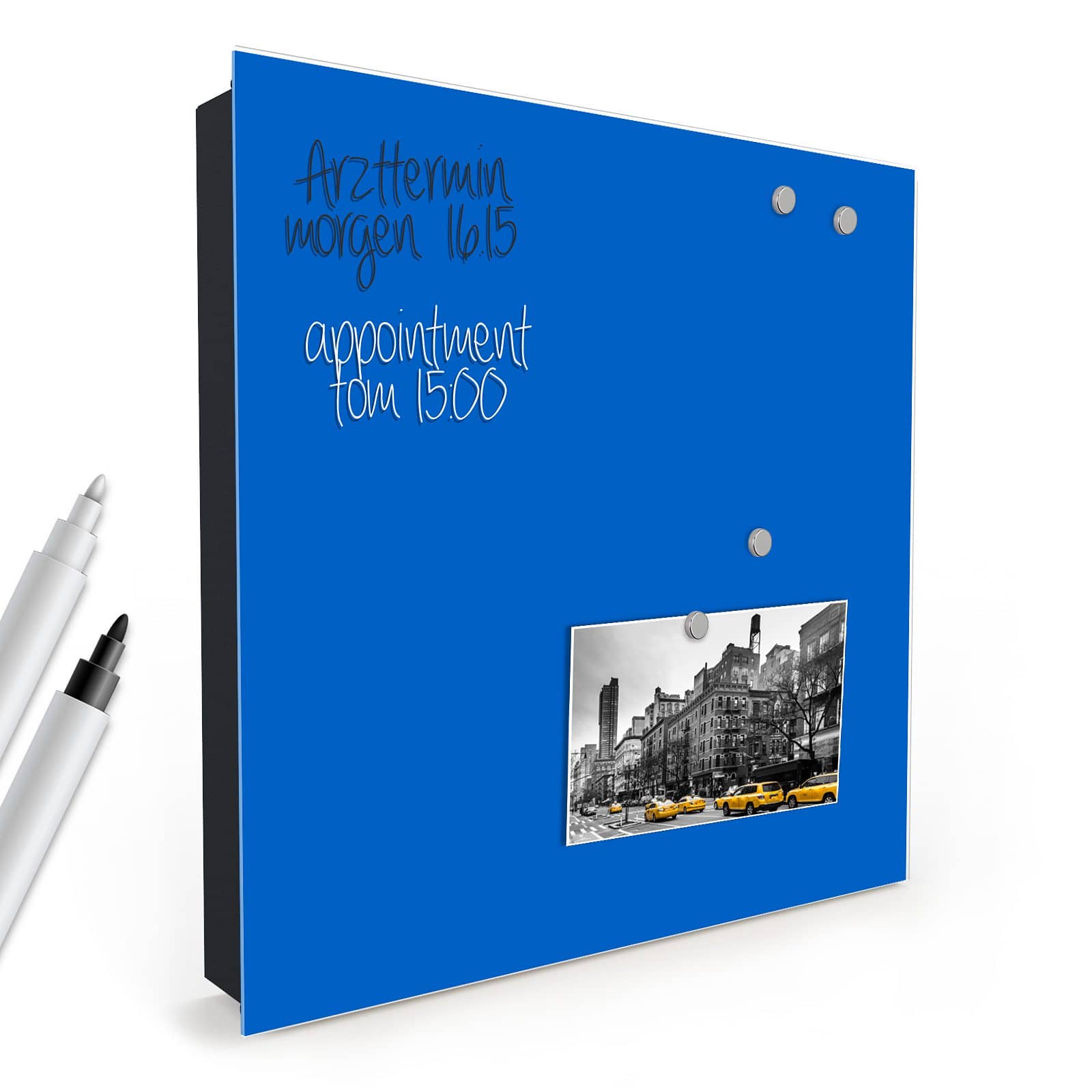 Universeller Metall Schlüsselkasten mit Motiv Blauer Hintergrund II in schräger Produktansicht mit Zubehör