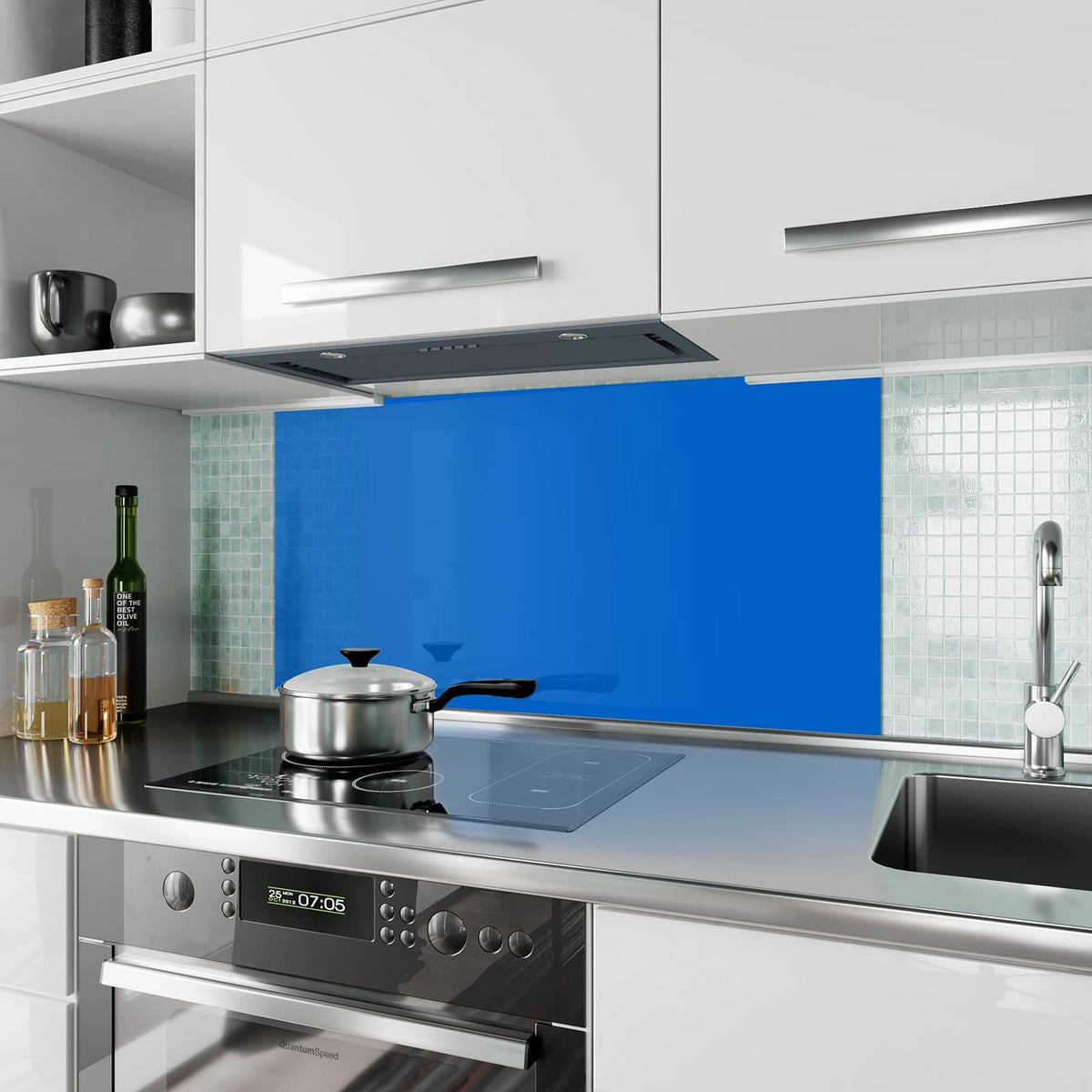 Küchenrückwand aus Glas Enzianblau im Hochformat als Spritzschutz hinter dem Kochfeld, über dem Fliesenspiegel montiert