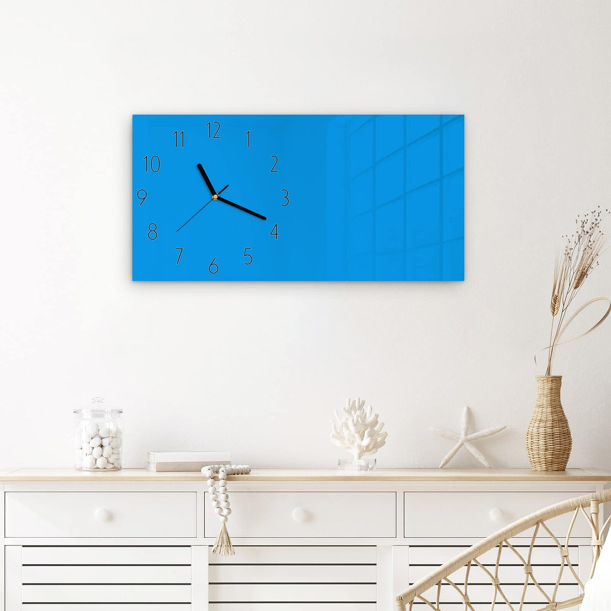 Wanduhr Hellblauer Hintergrund II aus Glas – Querformat 60 × 30 cm – Einfarbiges Hellblau in klarer Optik
