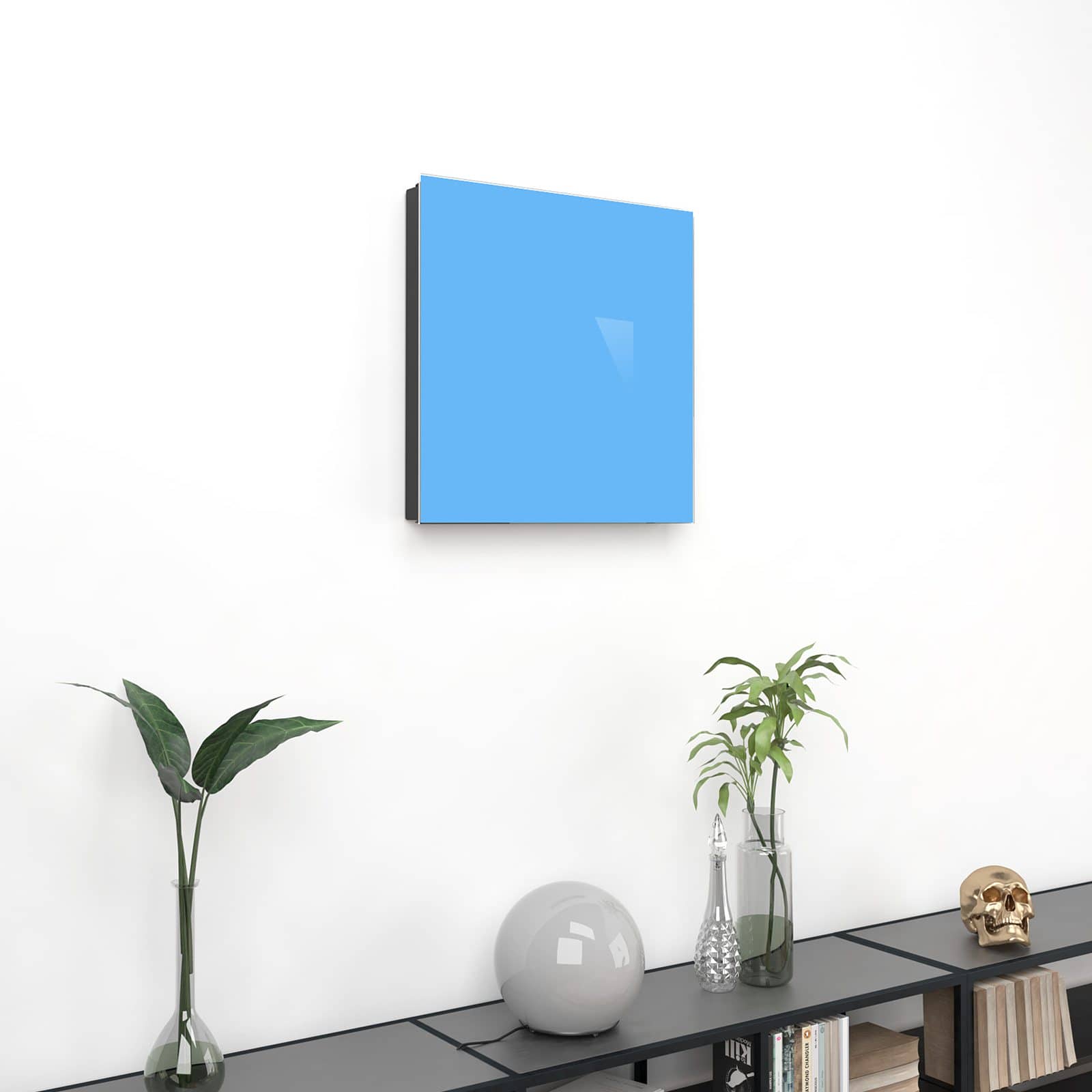 Leichter Schlüsselkasten mit Glasscheibe und Motiv Himmelblauer Hintergrund an Wand im Wohnzimmer