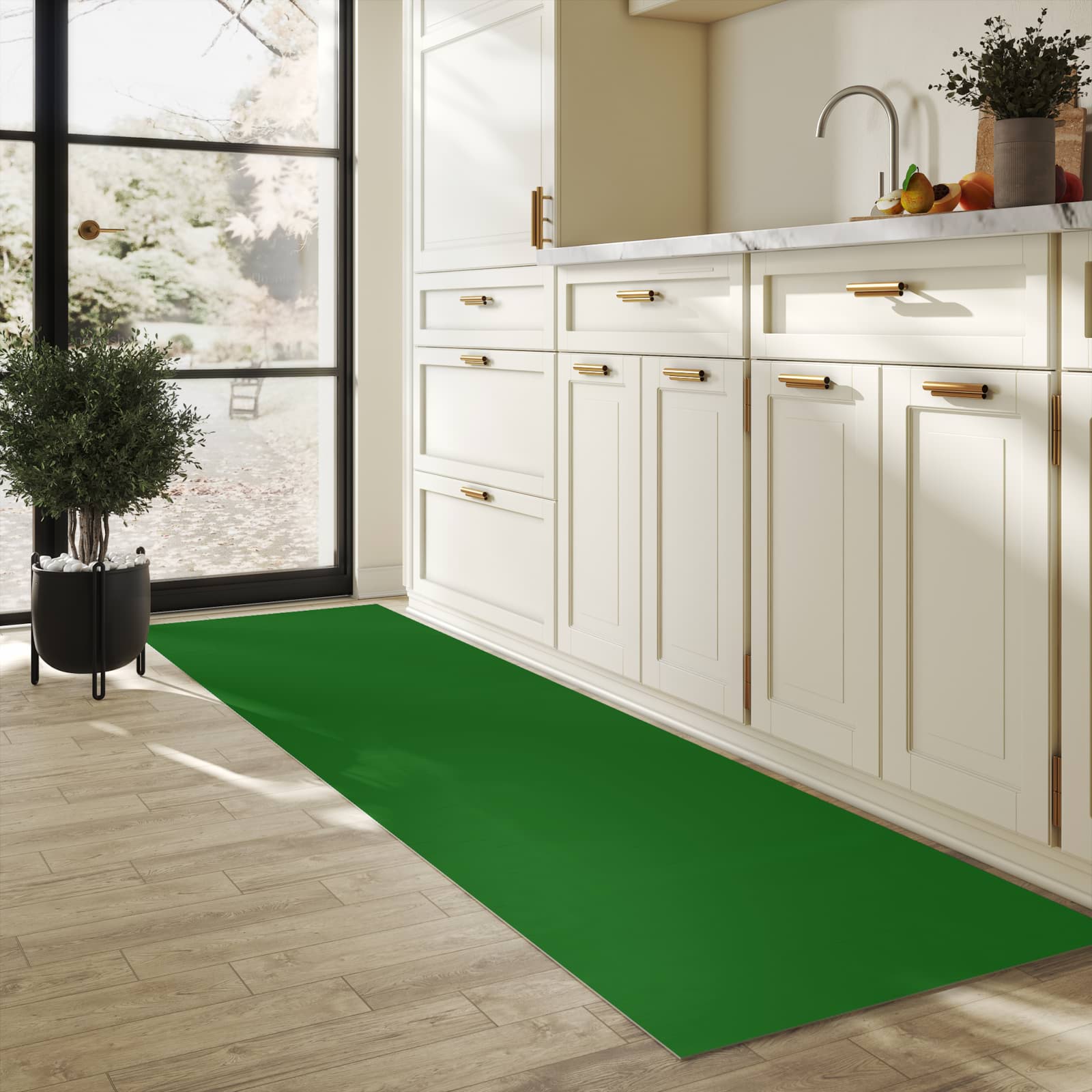 Langlebiger Teppichläufer mit Motiv Dunkelgrüner Hintergrund II in heller Küche