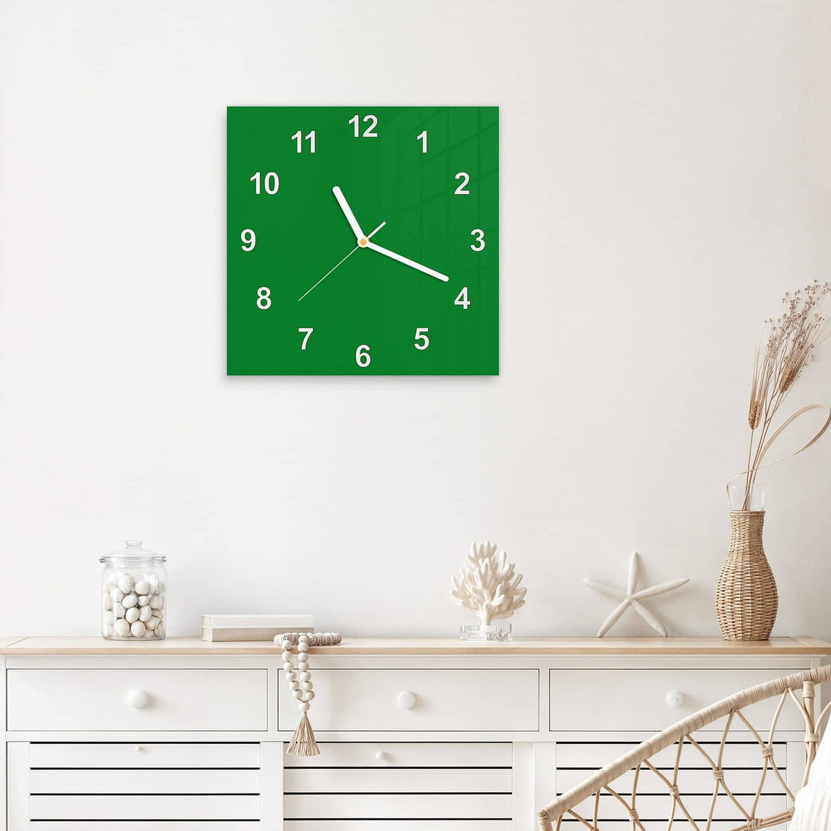 Quadratische Wanduhr aus Glas Smaragdgrün mit Ziffernblatt Modern über einem weißen Sideboard